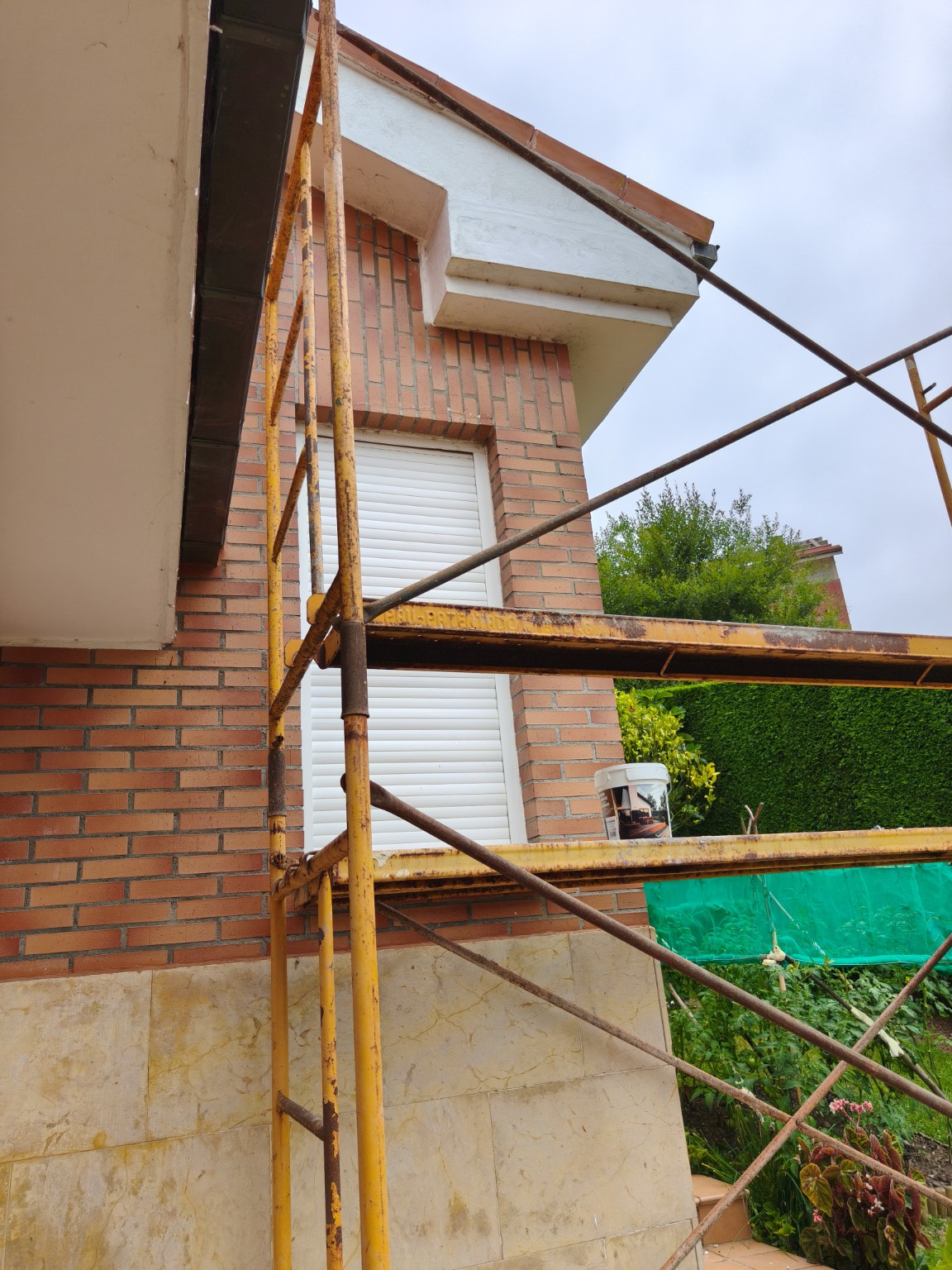 Fachada reparada y pintada
